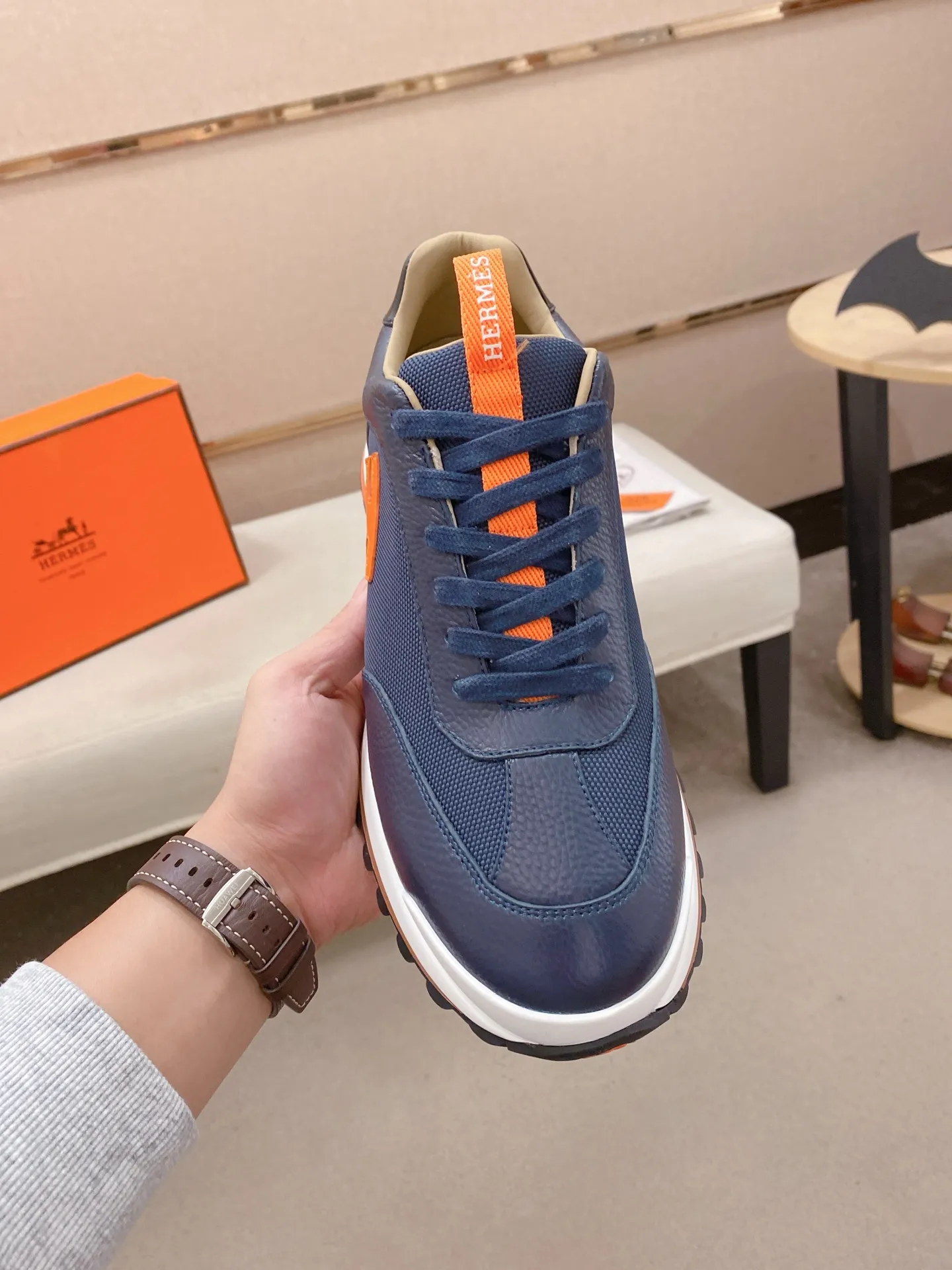 Men's shoes💰: 640💰HERMES/Hermes Leader sneakers! Tech twill, calfskin and suede goatskin sneakers featuring paneled multicolor twill, calfskin and suede. Lightweight geometric sole for a stylish urban look. Product details: White and orange rubber sole Black rubber sole with orange rubber insert Light natural leather insert White rubber toe cap Beige lambskin insole and lining Cotton strap, rubber lettering Sole height: 4cm Size: 38-39-40-41-42-43-44 (45.46 custom-made)